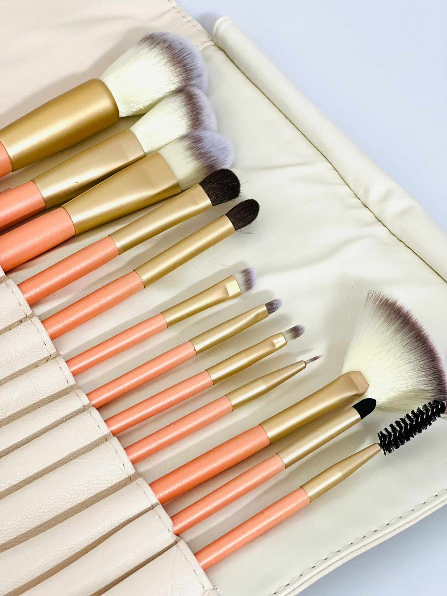 Set 12 Pensule Pentru Makeup cu Husa Inclusa Crem